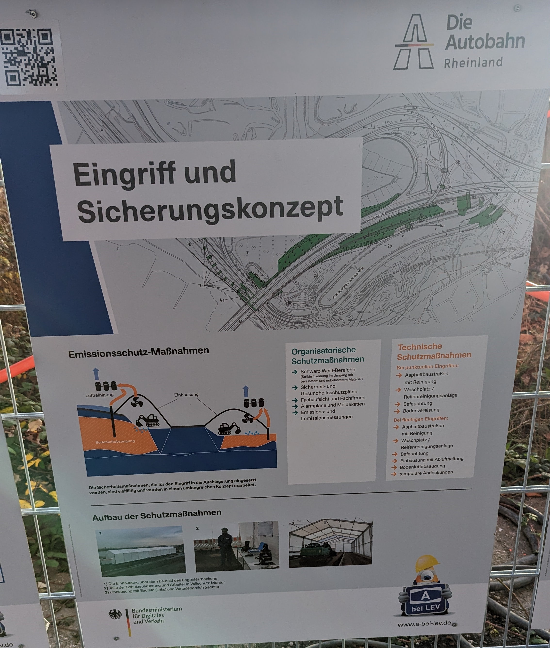 Hinweisschild zum Bau der Autobahn nähe der Baustelle am Informationszentrum.